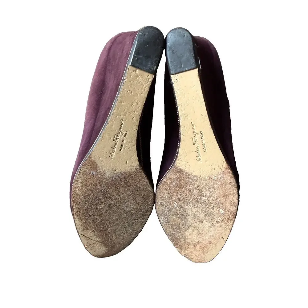 Salvatore Ferragamo Fiamma Z Wedge Pumps 8B Plum Purple Suede Gold Chain Italy